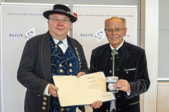Verleihung der Bezirksmedaille am 18.10.2021 in München: Bezirkstagspräsident Josef Mederer überreicht die Auszeichnung an Rudi Dietz (links).