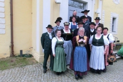 Trachtentag Teilnehmer vor Schloss Lübben
