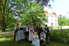 Trachtentag Teilnehmer vor Schloss Vetschau