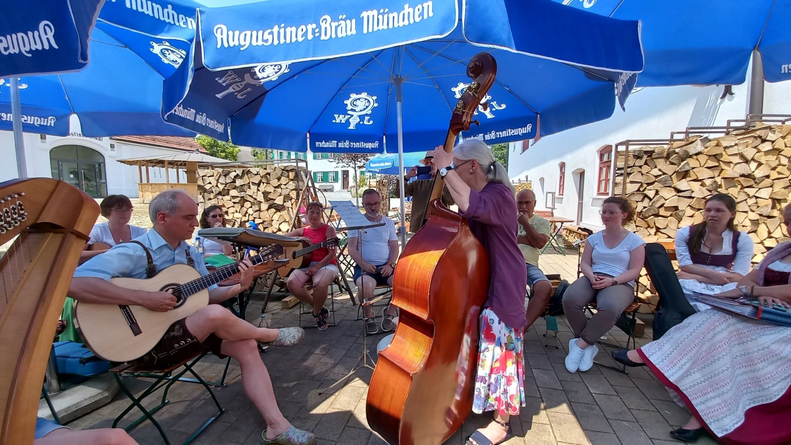 Das ganze Trachtenkulturzentrum erklingt – Volksmusikseminar in Holzhausen