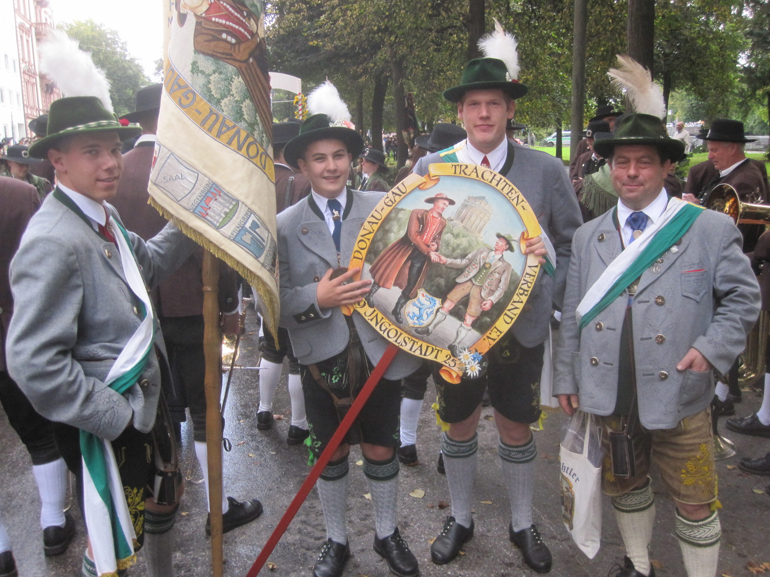 Oktoberfest - Trachten- und Schützenumzug