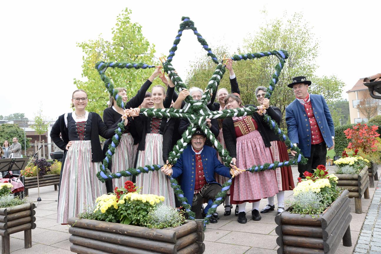 Trachtenverein Neustadt a.d. Donau e. V. mit Tänzen und alten Spielen beim Erntedankfest in Bad Gögging